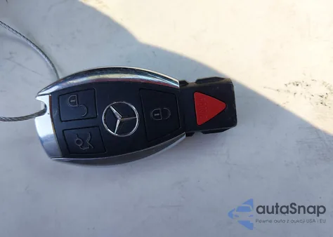 2016 Mercedes-Benz C 300 z USA, uszkodzony, nr VIN 55SWF4JB1GU170085